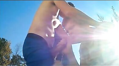 Il brunetto incula l'amico cicciottello all'aperto