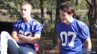 Ragazzo succhia il cazzo a 4 compagni di squadra