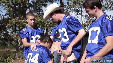 Ragazzo succhia il cazzo a 4 compagni di squadra