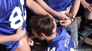 Ragazzo succhia il cazzo a 4 compagni di squadra