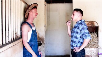 Si succhiano il cazzo e si inculano nella stalla