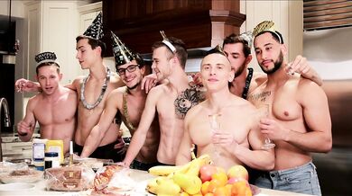 Tre bei giovanotti eccitatissimi si scopano