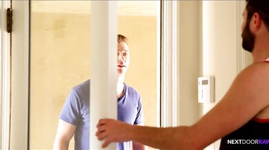 Tre bei giovanotti eccitatissimi si scopano