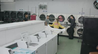 Giovani lavoratori gay scopano in pubblico