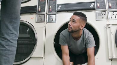 Giovani lavoratori gay scopano in pubblico