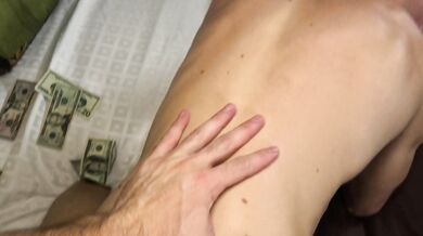 Ragazzo carino dotato fa sesso mercenario