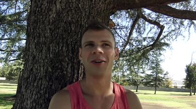 Ragazzo carino dotato fa sesso mercenario