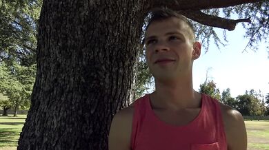 Ragazzo carino dotato fa sesso mercenario