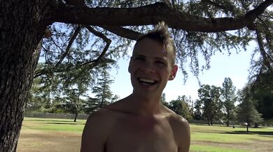 Ragazzo carino dotato fa sesso mercenario