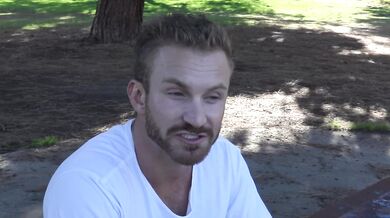 Etero si fa inculare e sborrare per soldi