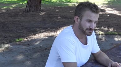 Etero si fa inculare e sborrare per soldi