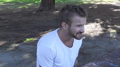 Etero si fa inculare e sborrare per soldi