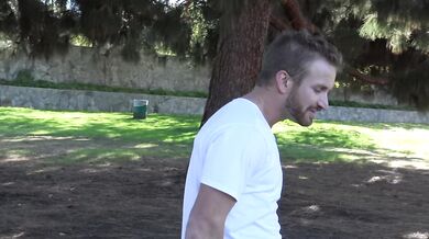 Etero si fa inculare e sborrare per soldi