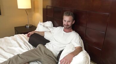 Etero si fa inculare e sborrare per soldi