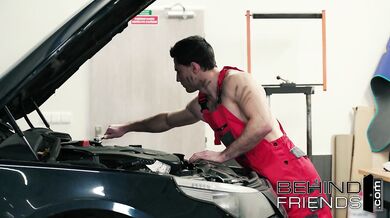 Inculato dal meccanico in officina