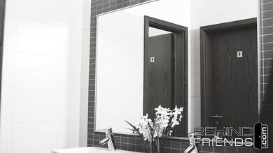 Scopata gay nel bagno del ristorante