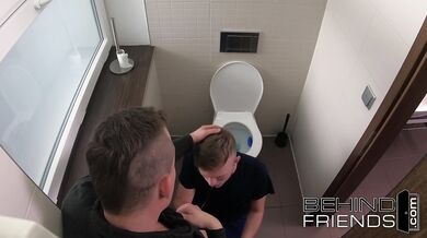 Scopata gay nel bagno del ristorante