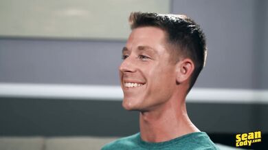 Ragazzo sportivo si sega il cazzo in casa