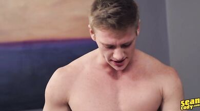 Scopa la bocca e il culo all'amico