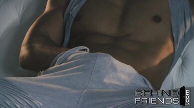 Thomas si masturba il suo cazzo enorme