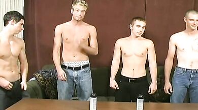 Si segano e sborrano sul tavolo