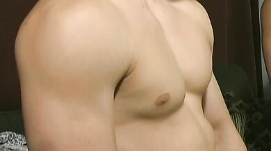 Si segano e sborrano sul tavolo