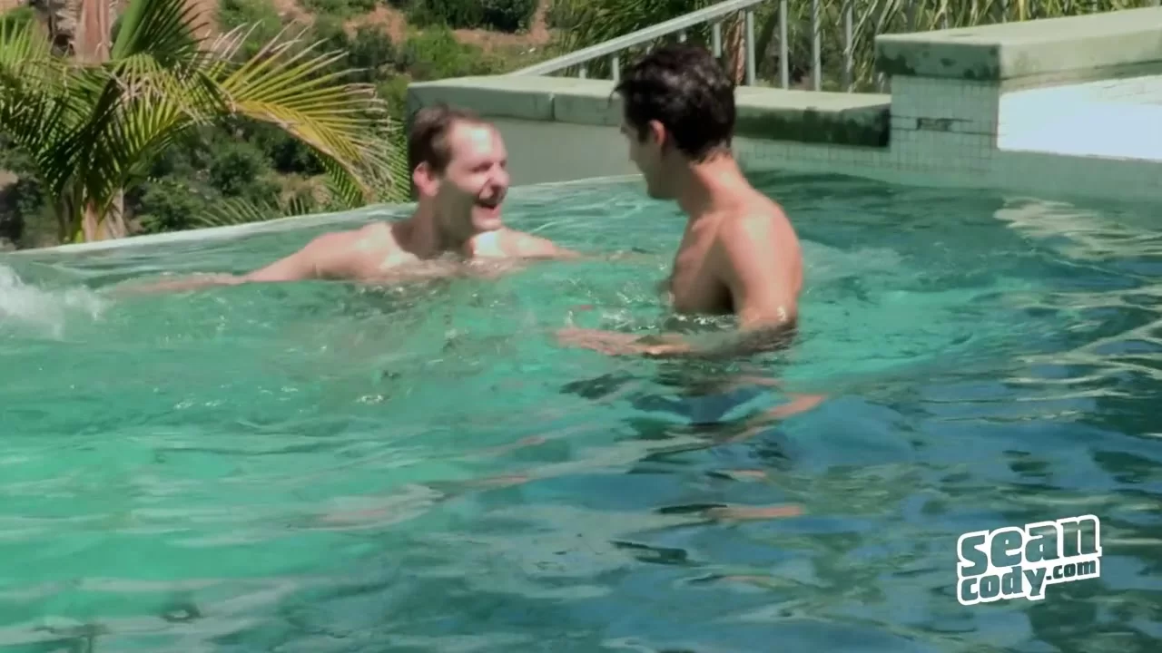 Nudi in piscina prima di scopare | GayQueer