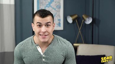 Si sega con un dildo in culo