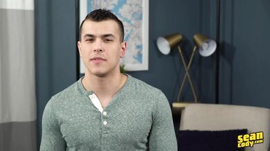 Si sega con un dildo in culo