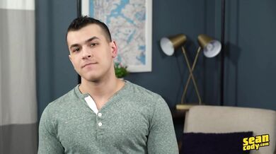 Si sega con un dildo in culo