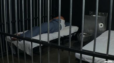 Ciccione voglioso inculato in cella