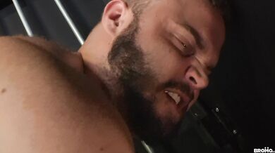 Ciccione voglioso inculato in cella