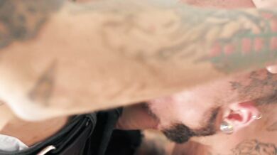 Scopata sulle scale di gay superdotati