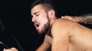 Giovane bruno con la barba si fa segare e inculare