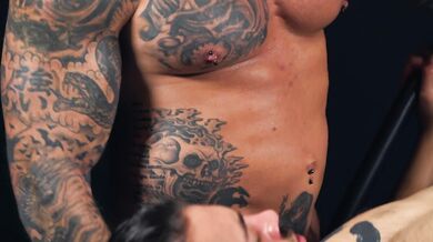 Giovane bruno con la barba si fa segare e inculare