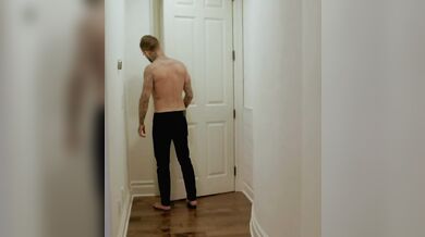 Bruno tarchiato si fa inculare duramente e sborrare