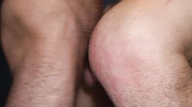 Legato e penetrato nel culo peloso