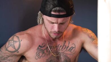 Legato e penetrato nel culo peloso