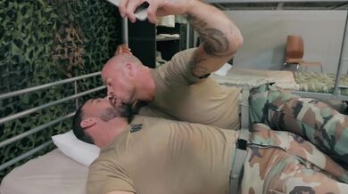 Compagni di caserma si inculano