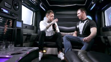 Ragazzo tatuato incula il suo robusto amico