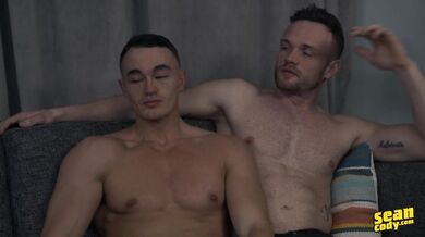 Calda coppia omosex scopa in camera da letto