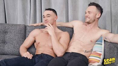 Calda coppia omosex scopa in camera da letto