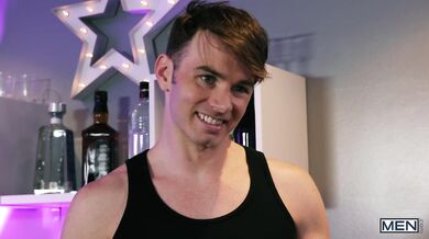 Giovane brunetto dotato paga per inculare