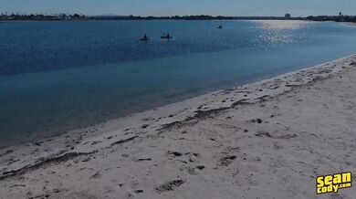 Coppia di seducenti ragazzi bruni dotati scopa