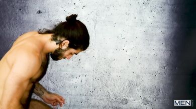 Bel giardiniere peloso dotato sexy