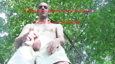 Scoperto a masturbarsi da sconosciuti passanti!