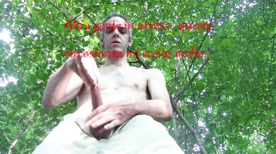 Scoperto a masturbarsi da sconosciuti passanti!