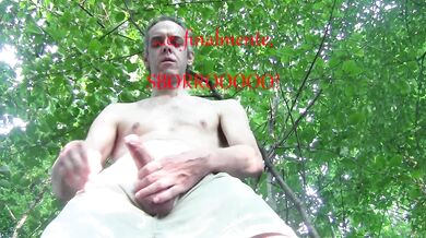 Scoperto a masturbarsi da sconosciuti passanti!