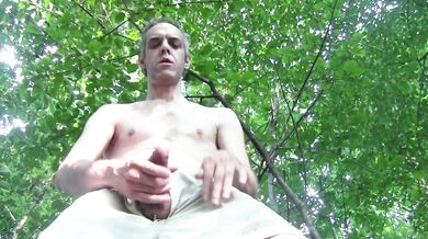 Scoperto a masturbarsi da sconosciuti passanti!