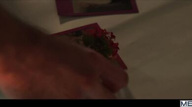 Coppia di versatili cazzuti fa sesso orale e anale